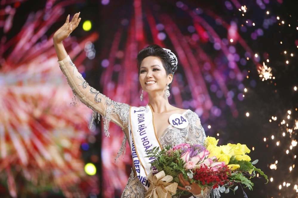  
H'Hen Niê trở thành cái tên chiếm trọn "spotlight" trên các trang thông tin thời điểm đăng quang Miss Universe Vietnam 2017. (Ảnh: FB H'Hen Niê)