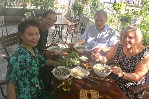  
Ba mẹ Kim Lý từng nhiều lần về Việt Nam chơi cùng gia đình Hà Hồ khi các con đang hẹn hò. (Ảnh: FB Ngoc Huong) - Tin sao Viet - Tin tuc sao Viet - Scandal sao Viet - Tin tuc cua Sao - Tin cua Sao