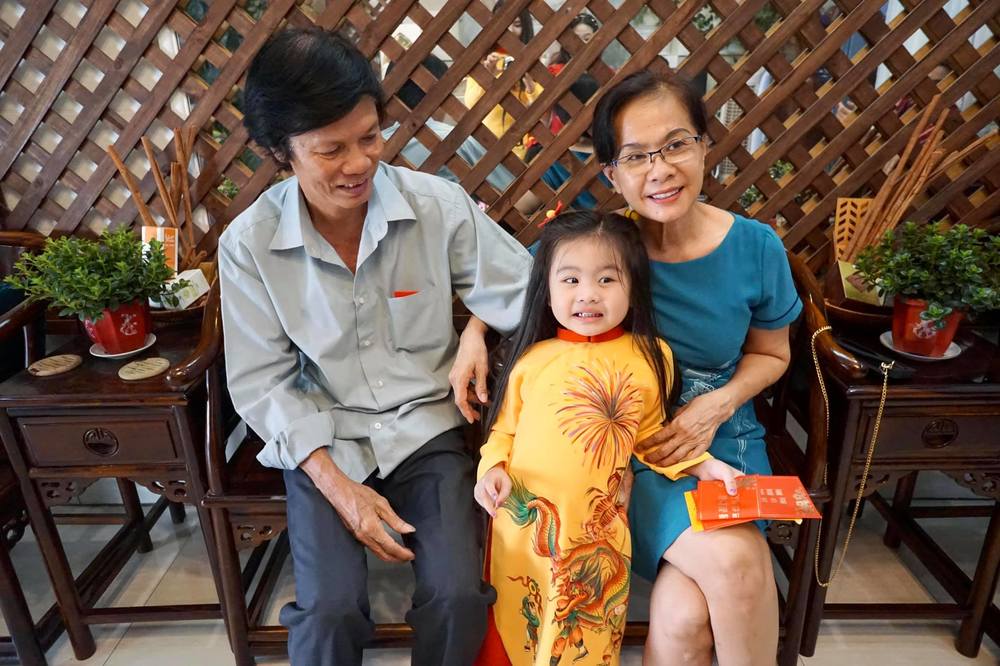  
Con gái lớn của Vân Trang nũng nịu cạnh ông bà ngoại. (Ảnh: Facebook Vân Trang)