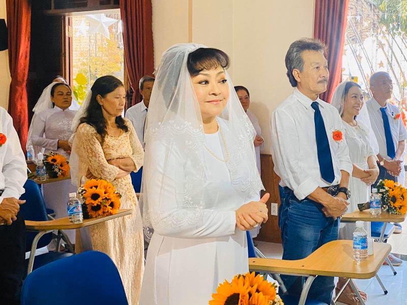  
Vợ chồng nữ danh ca tổ chức đám cưới ở tuổi 64. (Ảnh: FB Hương Lan) - Tin sao Viet - Tin tuc sao Viet - Scandal sao Viet - Tin tuc cua Sao - Tin cua Sao