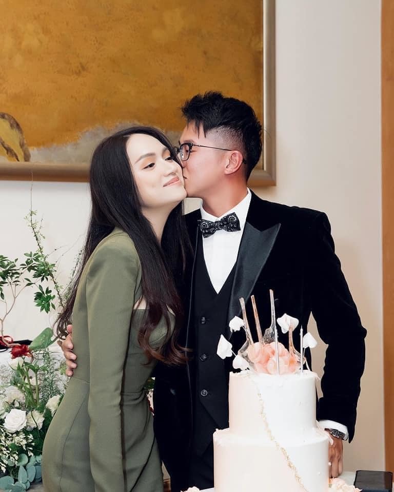  
Cặp đôi có màn tương tác đầy tình cảm khiến netizen ngưỡng mộ. (Ảnh: FB Hoa hậu Hương Giang)