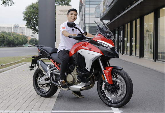  
Huỳnh Hoàng Huy bên cạnh chiếc Ducati Multistrada V4S 2021.