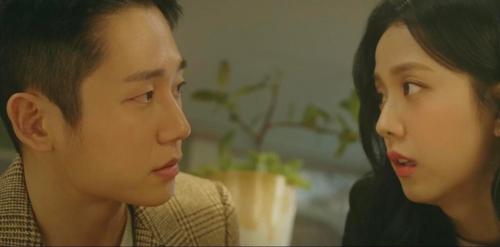  
Ánh mắt của Jisoo và Hae In có tình từ lần chạm mặt đầu tiên. (Ảnh: Chụp màn hình Snowdrop)