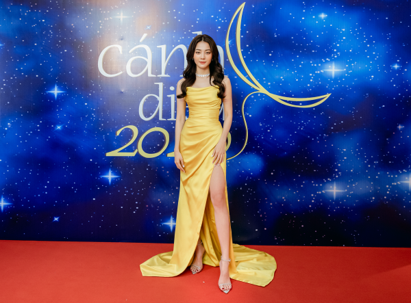  
Karen Nguyễn gây chú ý khi đổ bộ thảm đỏ Lễ trao giải Cánh diều vàng 2020. (Ảnh: Phan Nam)