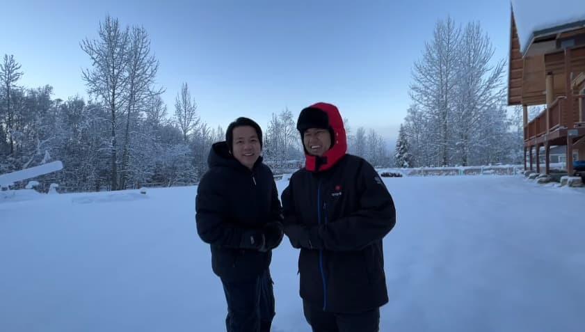  
Khoa Pug và Vương Phạm có mặt tại Alaska để du lịch. (Ảnh: Chụp màn hình)