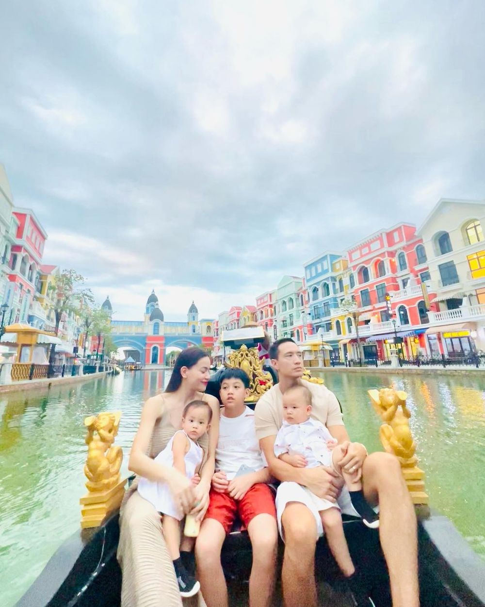  
Khung cảnh xung quanh càng tô điểm thêm cho niềm hạnh phúc của gia đình Hồ Ngọc Hà. (Ảnh: Instagram hongocha)