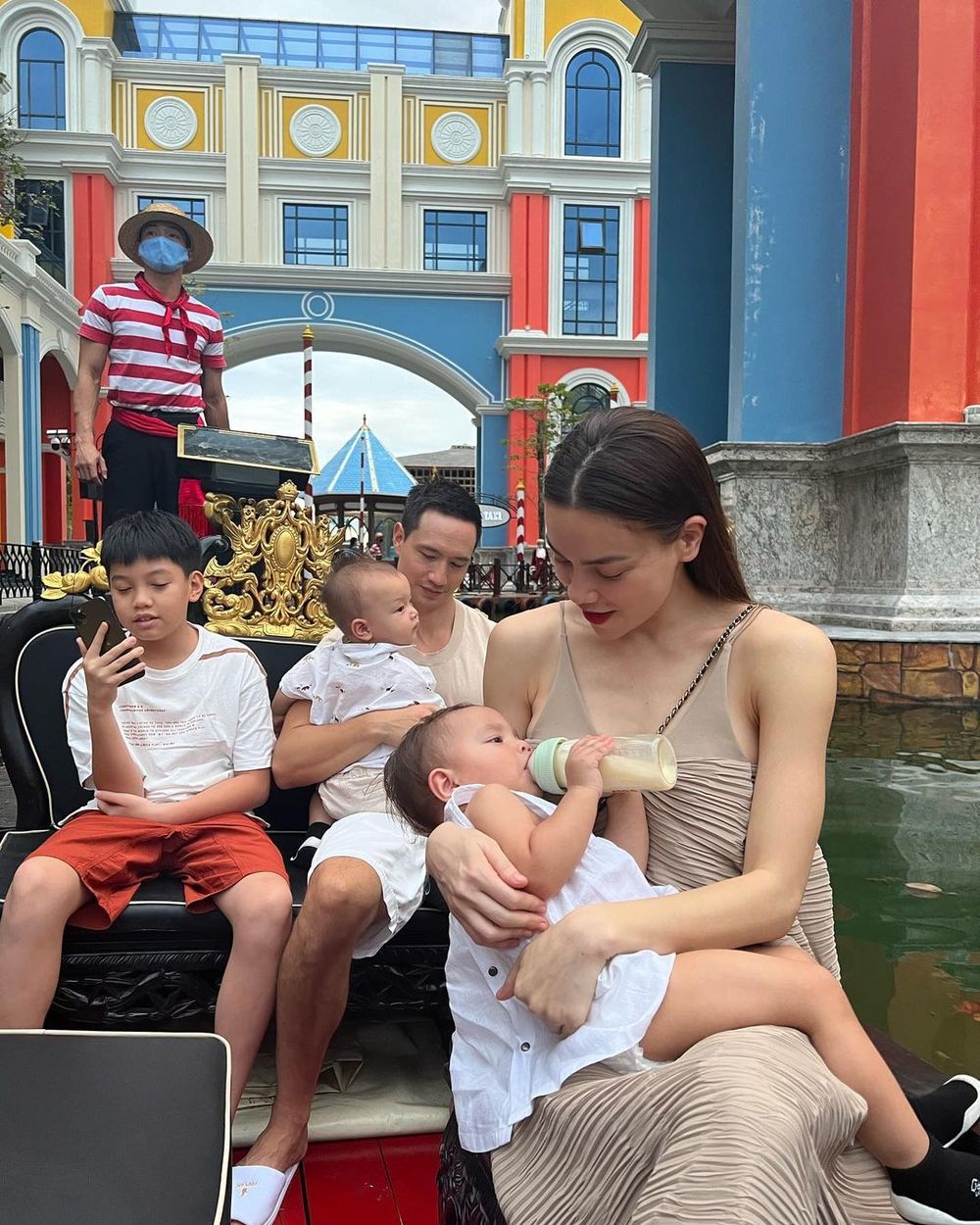  
Khoảnh khắc hạnh phúc của Hồ Ngọc Hà bên chồng và 3 con. (Ảnh: Instagram hongocha)