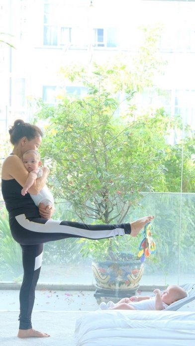  
Mẹ Hồ Ngọc Hà vừa tập yoga vừa trông hai cháu. (Ảnh: Instagram hongocha)
