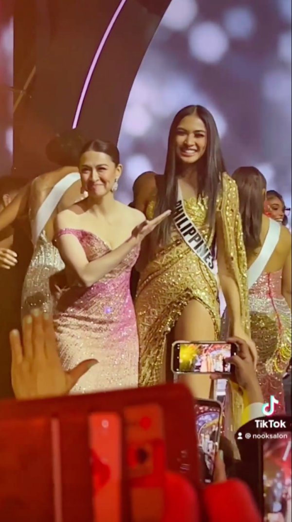  
Đọ sắc bên Miss Universe Philippines, Marian Rivera vẫn nổi bật trong khung hình, thậm chí có phần lấn lướt đàn em bởi diện mạo rạng rỡ, nụ cười tỏa nắng. (Ảnh: Chụp màn hình TikTok nooksalon)