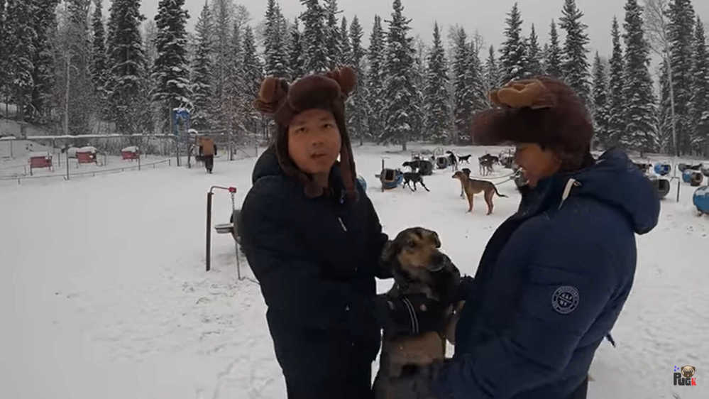  
Khoa Pug cùng Vương Phạm review Alaska. (Ảnh: Chụp màn hình video YouTube Khoa Pug)