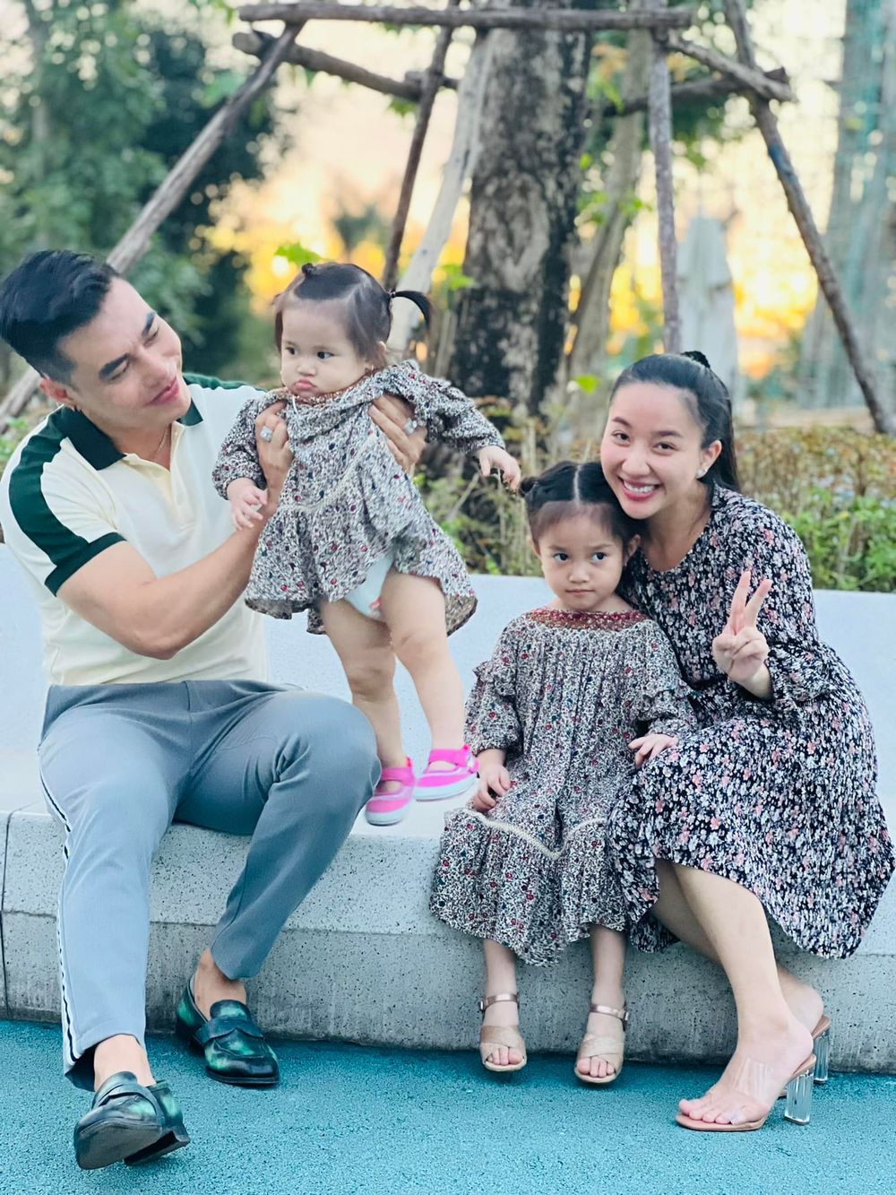  
Lê Dương Bảo Lâm và vợ con cùng chụp ảnh gia đình. (Ảnh: FB Lê Dương Bảo Lâm)