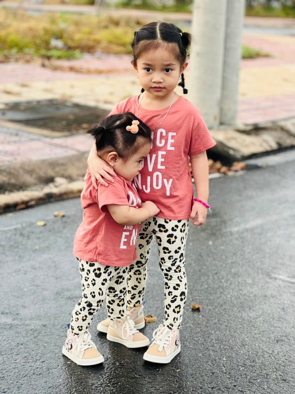  
Hai con gái của Lê Dương Bảo Lâm diện đồ đôi đồng điệu. (Ảnh: FB Bảo Nhi)