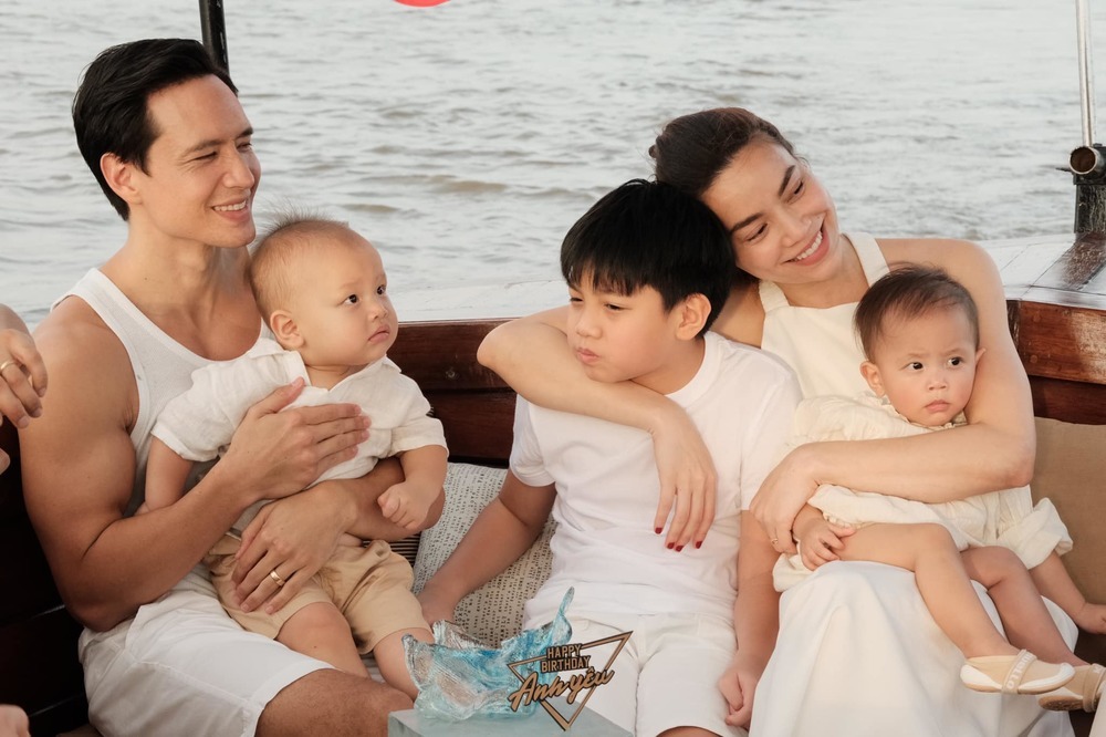  
Khoảnh khắc hạnh phúc của gia đình Hà Hồ - Kim Lý khiến nhiều người ngưỡng mộ. (Ảnh: Instagram Hồ Ngọc Hà)