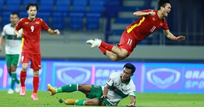  
Tuấn Anh bị cầu thủ Indonesia phạm lỗi vào cổ chân gây chấn thương. (Ảnh: VOV)