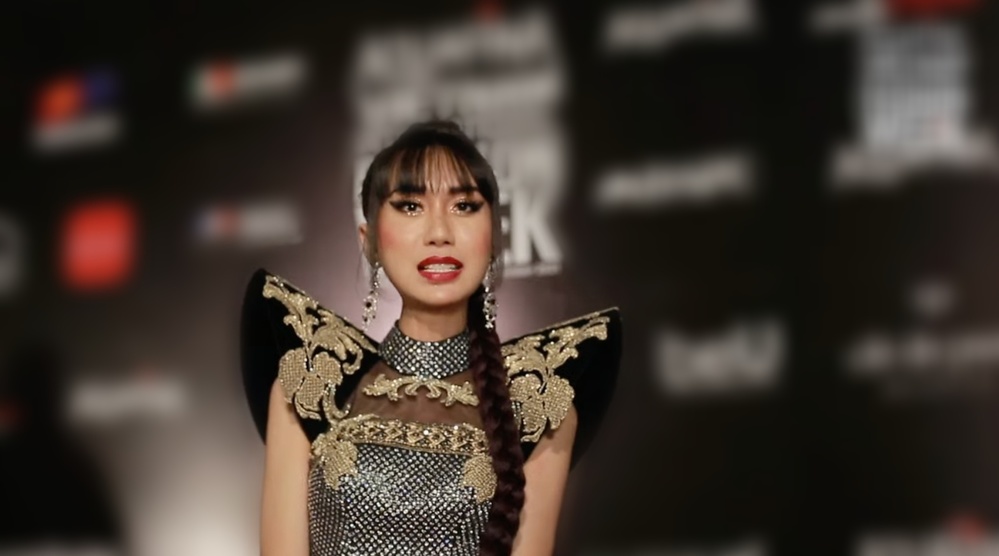  
Lynk Lee trả lời phỏng vấn nhận định từ netizen về việc so sánh hình ảnh của mình với Sơn Tùng. (Ảnh: Chụp màn hình từ Youtube Vietnam International Fashion Week)