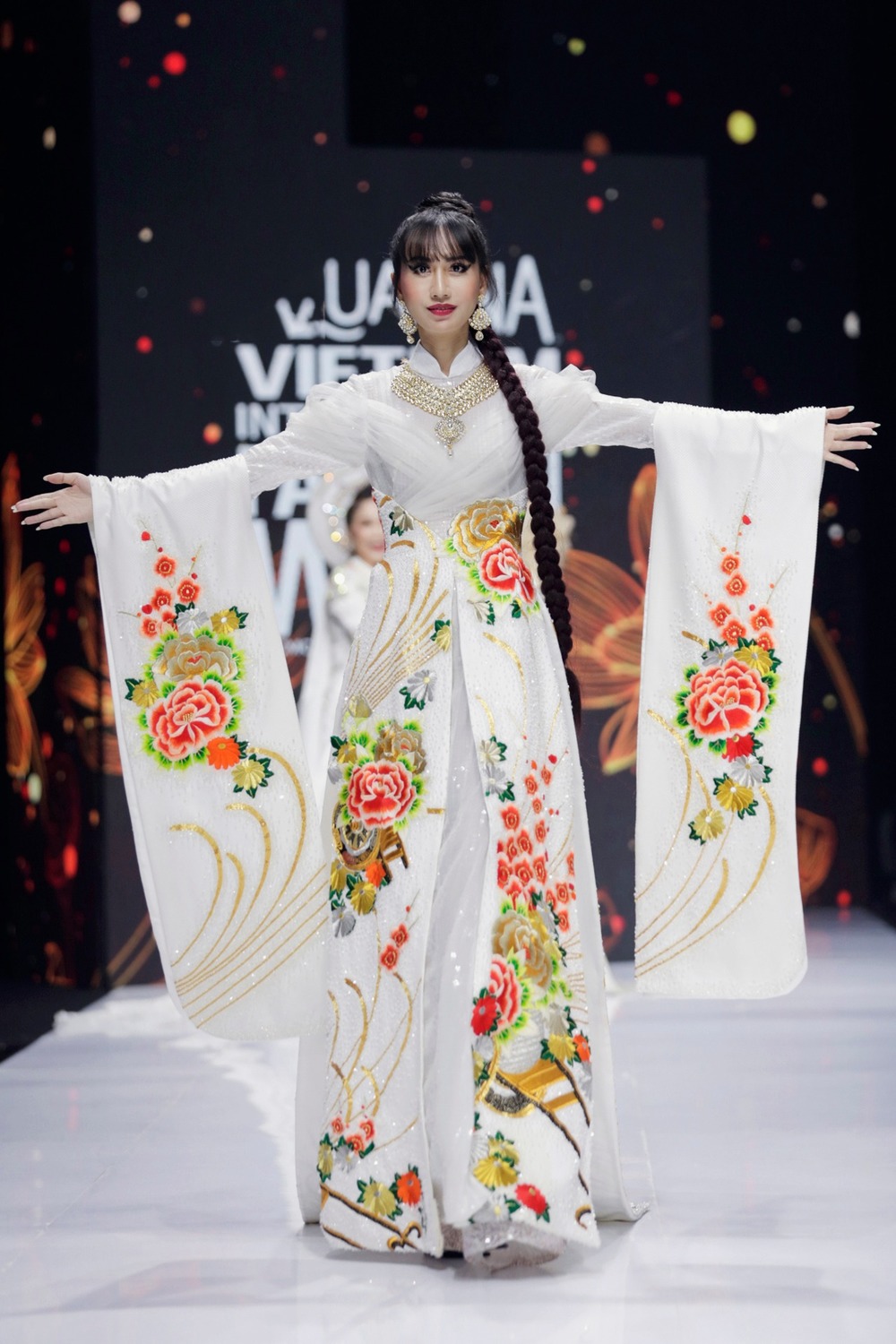  
Lynk Lee trong trang phục Áo dài truyền thống. (Ảnh: Chụp màn hình từ Youtube Vietnam International Fashion Week)