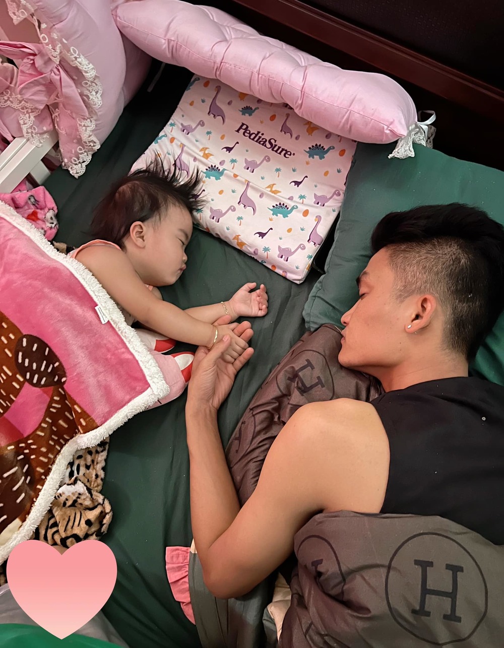 Một bức ảnh đầy tình cảm về Mạc Văn Khoa và con gái nhỏ, Minnie, trong giấc ngủ êm đềm. Chụp tại Candy Studio, bức ảnh này sẽ khiến bạn cảm thấy ấm áp và suy nghĩ đến những khoảnh khắc gia đình đầy tình yêu.