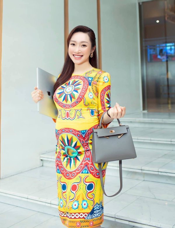  
Bà xã Chi Bảo gây ấn tượng với gu thời trang xịn sò ở những tháng cuối thai kỳ. (Ảnh: FBNV)