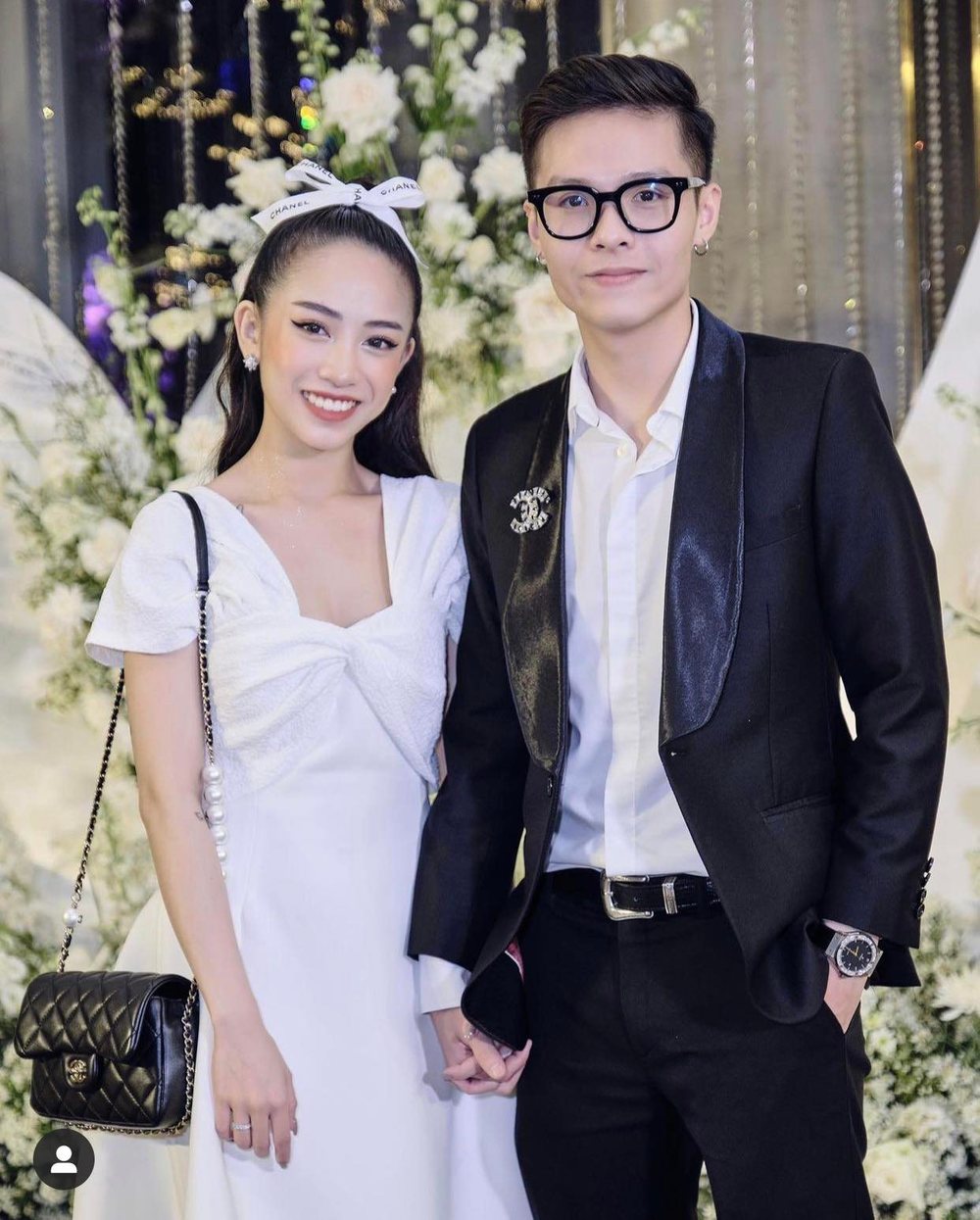  
Vợ chồng Joyce Phạm "lên đồ" dự sự kiện, nếu chồng mặc vest đeo đồng hồ Hublot cài áo Chanel thì cô nàng cũng đeo túi xách hơn 100 triệu cũng của nhà mốt Pháp. (Ảnh: IG joyce.pham1106)