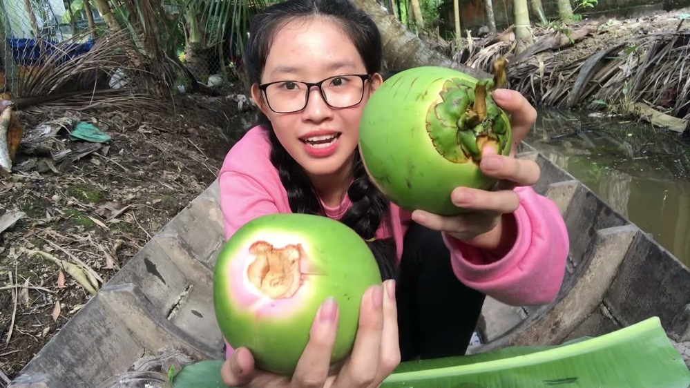  
Ăn trái dừa non trở thành nội dung được rất nhiều người quan tâm. (Ảnh: Chụp màn hình)