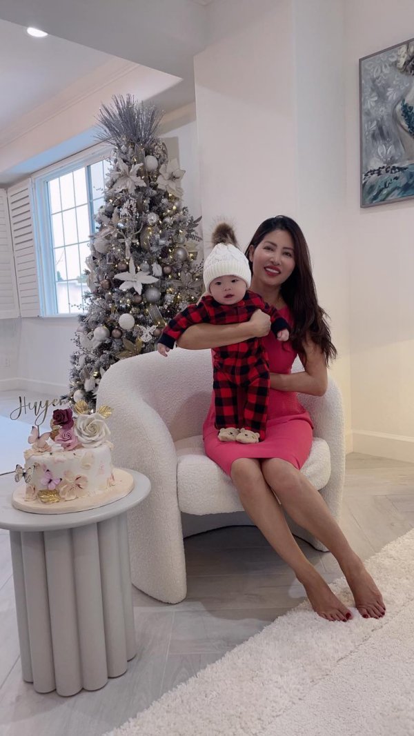  
Mẹ Phạm Hương sang Mỹ giúp nàng hậu chăm sóc 2 con nhỏ. (Ảnh: Instagram phamhuongbee)