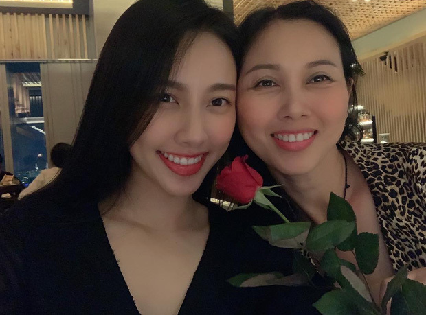  
Hình ảnh được netizen gọi là "hai chị em" của mỹ nhân sinh năm 1998 và mẹ. (Ảnh: FB Nguyễn Thúc Thùy Tiên)