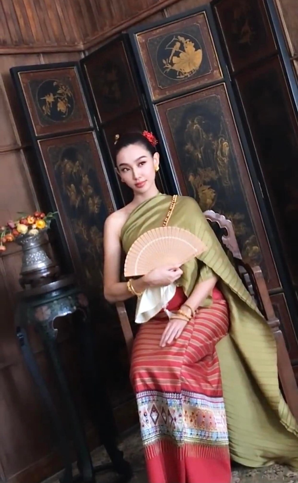  
Thùy Tiên diện áo lệch vai phối chân váy họa tiết mang màu sắc xứ sở chùa vàng. (Ảnh: FB Venus Beauty Queen)