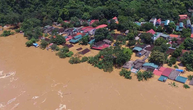  
Hình ảnh miền Trung ngập trong biển nước vì bão lũ. (Ảnh: VTV News)
