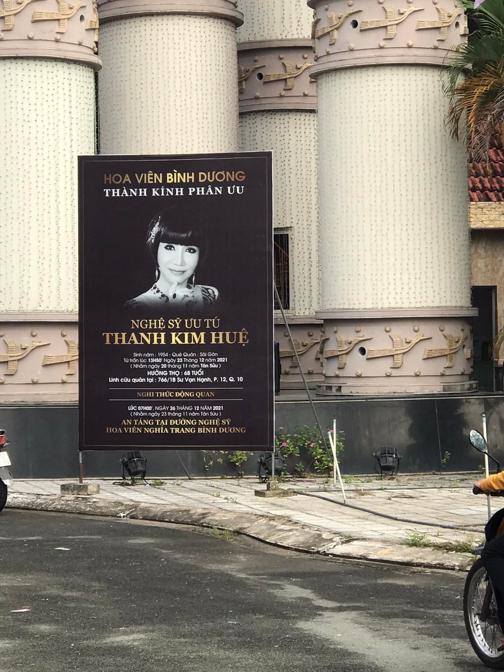  
Nghệ sĩ Thanh Kim Huệ được an táng tại nghĩa trang. - Tin sao Viet - Tin tuc sao Viet - Scandal sao Viet - Tin tuc cua Sao - Tin cua Sao