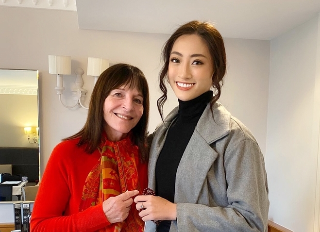  
Hoa hậu Lương Thùy Linh từng có cơ hội chụp ảnh với bà Bà Julia Morley khi dự Miss World 2019. (Ảnh: FB Lương Thùy Linh)