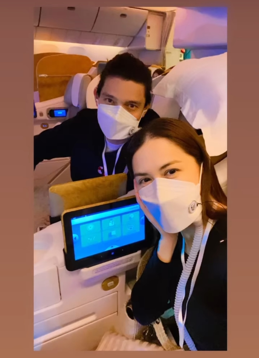  
Cặp đôi sau đó đã cập nhật hình ảnh ngồi trên máy bay đến người hâm mộ. (Ảnh: FBNV)