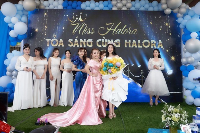  
Thương hiệu tổ chức sân chơi Miss Halora, tôn vinh sắc đẹp, bản lĩnh của các thành viên trong hệ thống. Ngôi vị cao quý năm nay thuộc về Đào Tống Phi Khanh.