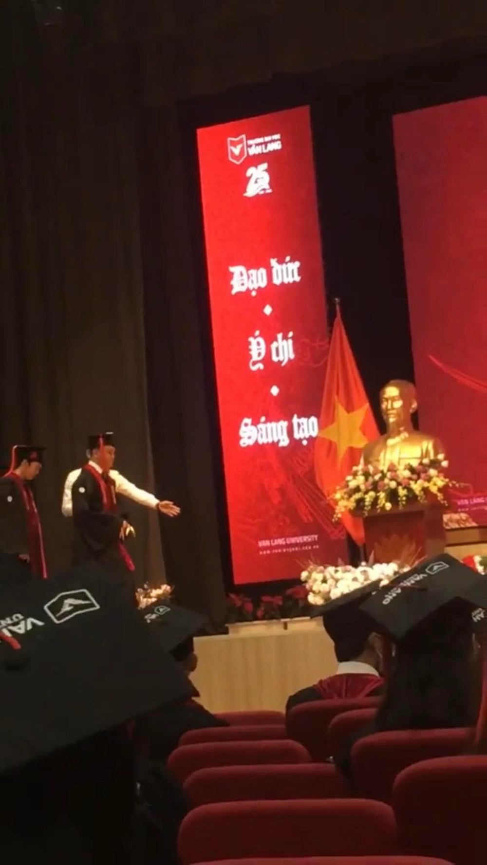  
Nam sinh được mời ra giữa sân khấu để nhận bằng tốt nghiệp. (Ảnh: Chụp màn hình TikTok @itsnatepham)