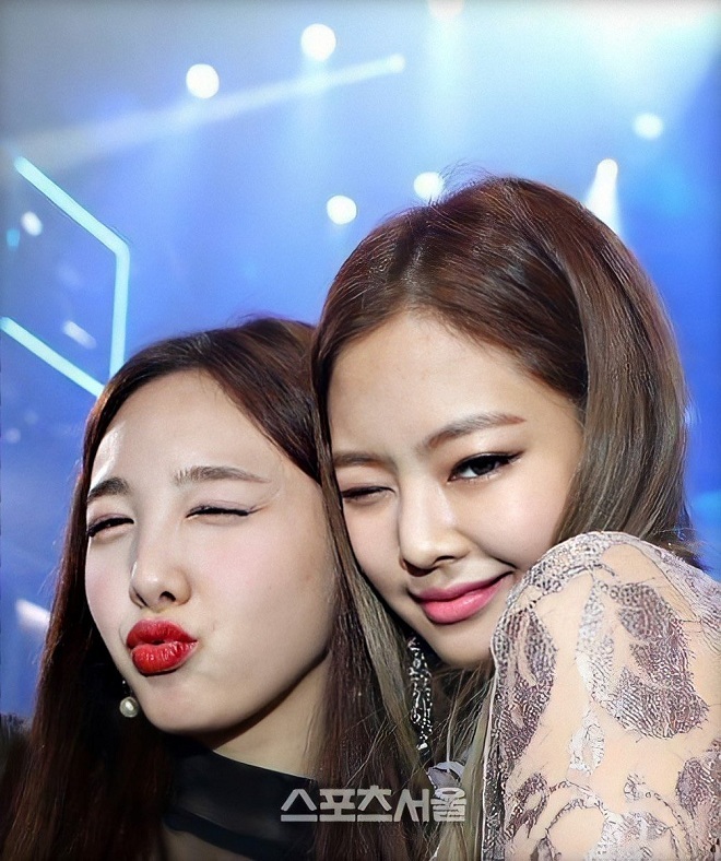  
Nayeon và Jennie cực thân thiết với nhau. (Ảnh: Naver)