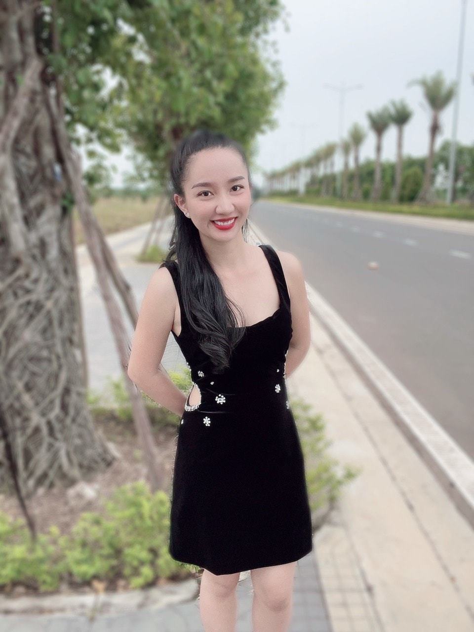  
Bà xã Lê Dương Bảo Lâm khoe body thon gọn trong chiếc váy bó sát quyến rũ. (Ảnh: Facebook Quỳnh Quỳnh)