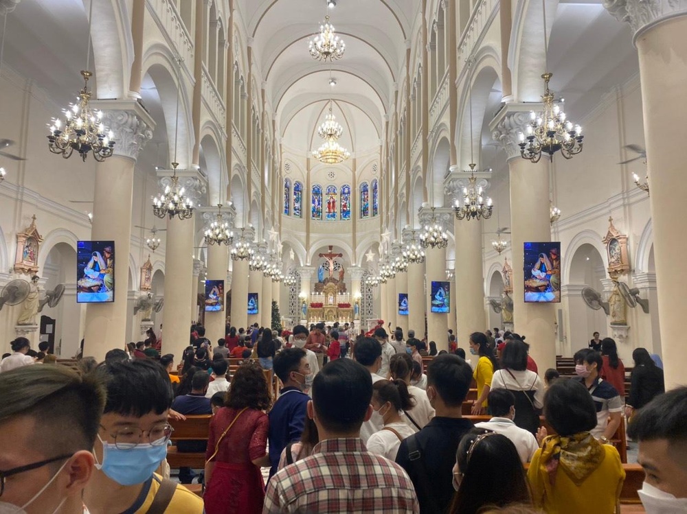  
Nhiều người tập trung tại nhà thờ Tân Định để làm lễ. (Ảnh: Thanh Niên)