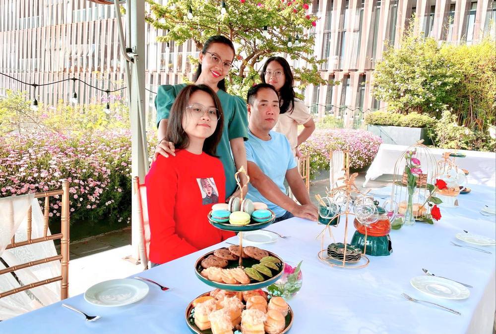  
Gia đình 4 thành viên đầy hạnh phúc của Cẩm Ly - Minh Vy. (Ảnh: FB Cẩm Ly) - Tin sao Viet - Tin tuc sao Viet - Scandal sao Viet - Tin tuc cua Sao - Tin cua Sao