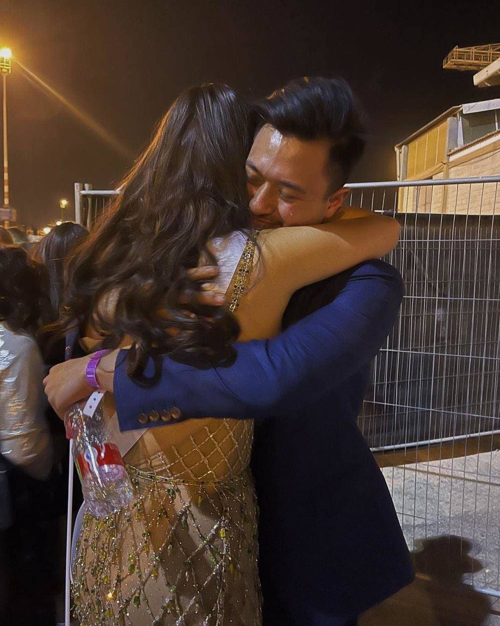  
Hoa hậu Thái Lan cùng em trai ôm nhau khóc nức nở ngay tại sân khấu. - Tin sao Viet - Tin tuc sao Viet - Scandal sao Viet - Tin tuc cua Sao - Tin cua Sao