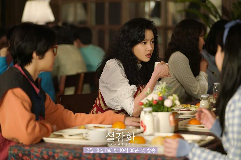  
Tạo hình của Jung Shin Hye trong Snowdrop là một quý cô thời thượng. (Ảnh: jTBC)