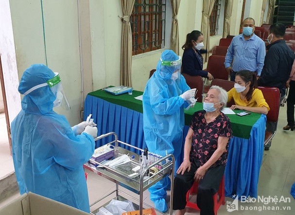  
Nhân viên y tế lấy mẫu xét nghiệm cho người dân Nghệ An. (Ảnh: Báo Nghệ An)