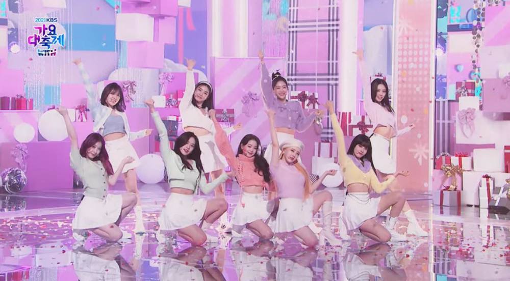  
Khi 9 cô gái xinh đẹp chung một khung hình liên thu hút trọn ánh nhìn. (Ảnh: Chụp màn hình KBS Gayo Daechukjae 2021)