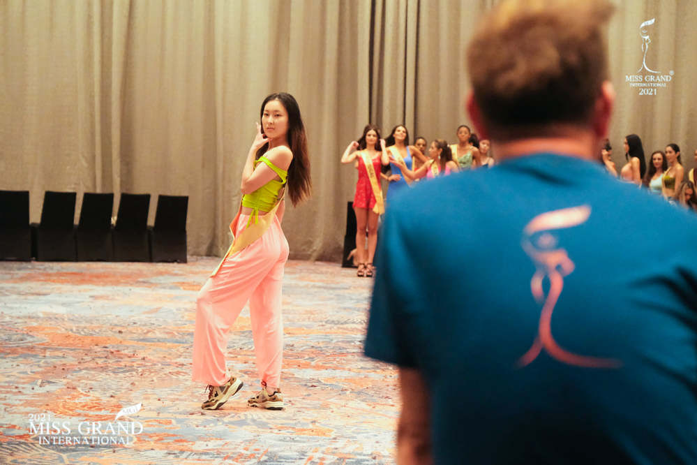  
Sen Yang đích thị là người chơi hệ yêu màu sắc khi diện áo xanh neon với quần hồng khi đi tập nhảy. (Ảnh: MGI)