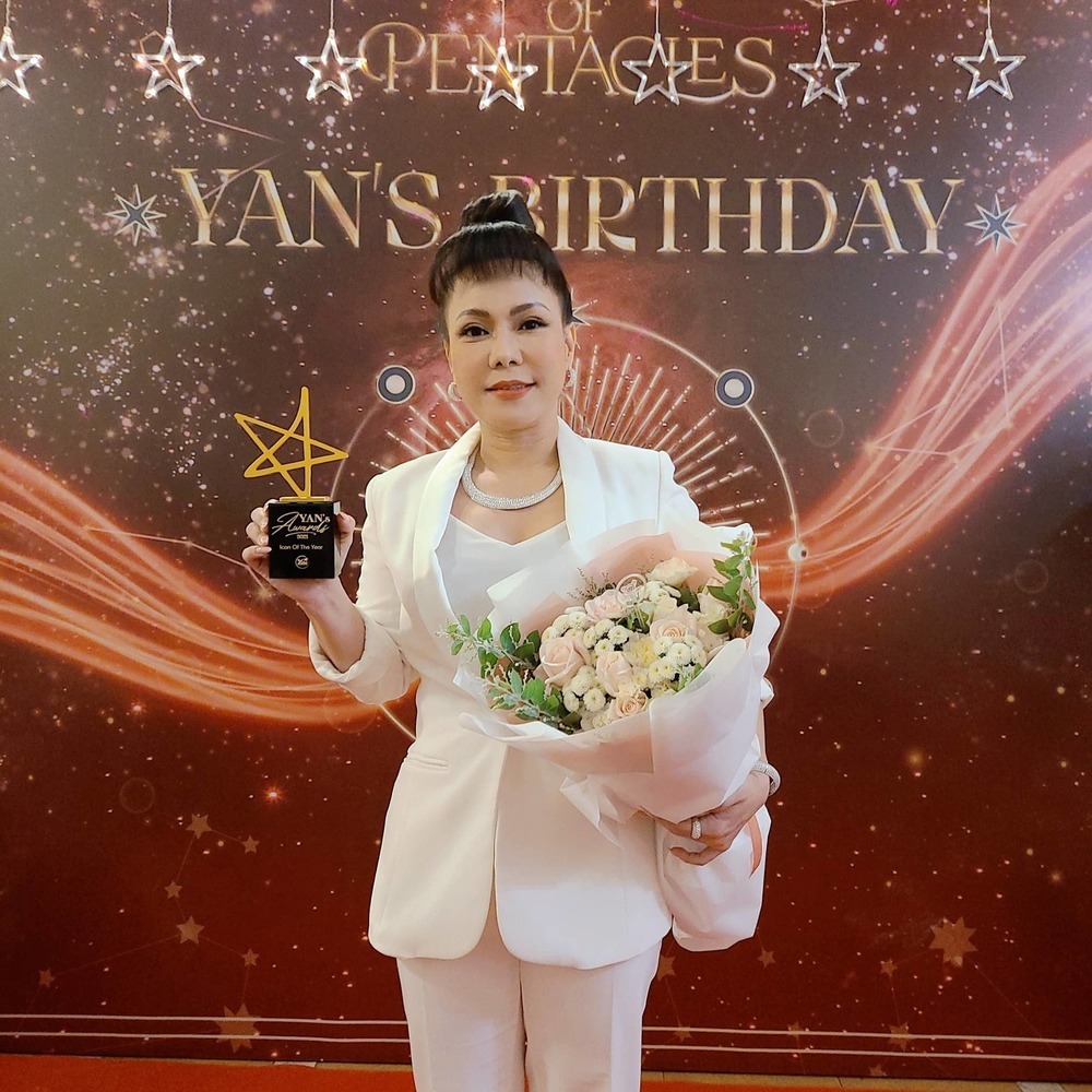  
Danh hài Việt Hương xuất sắc giành được giải "Biểu tượng của năm". - Tin sao Viet - Tin tuc sao Viet - Scandal sao Viet - Tin tuc cua Sao - Tin cua Sao