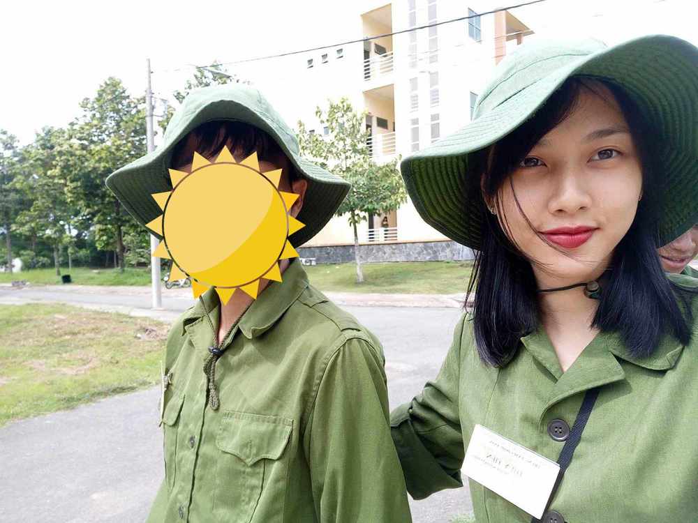  
Cô nàng chụp ảnh kỷ niệm khi mặc đồ quân sự. (Ảnh: T.H)