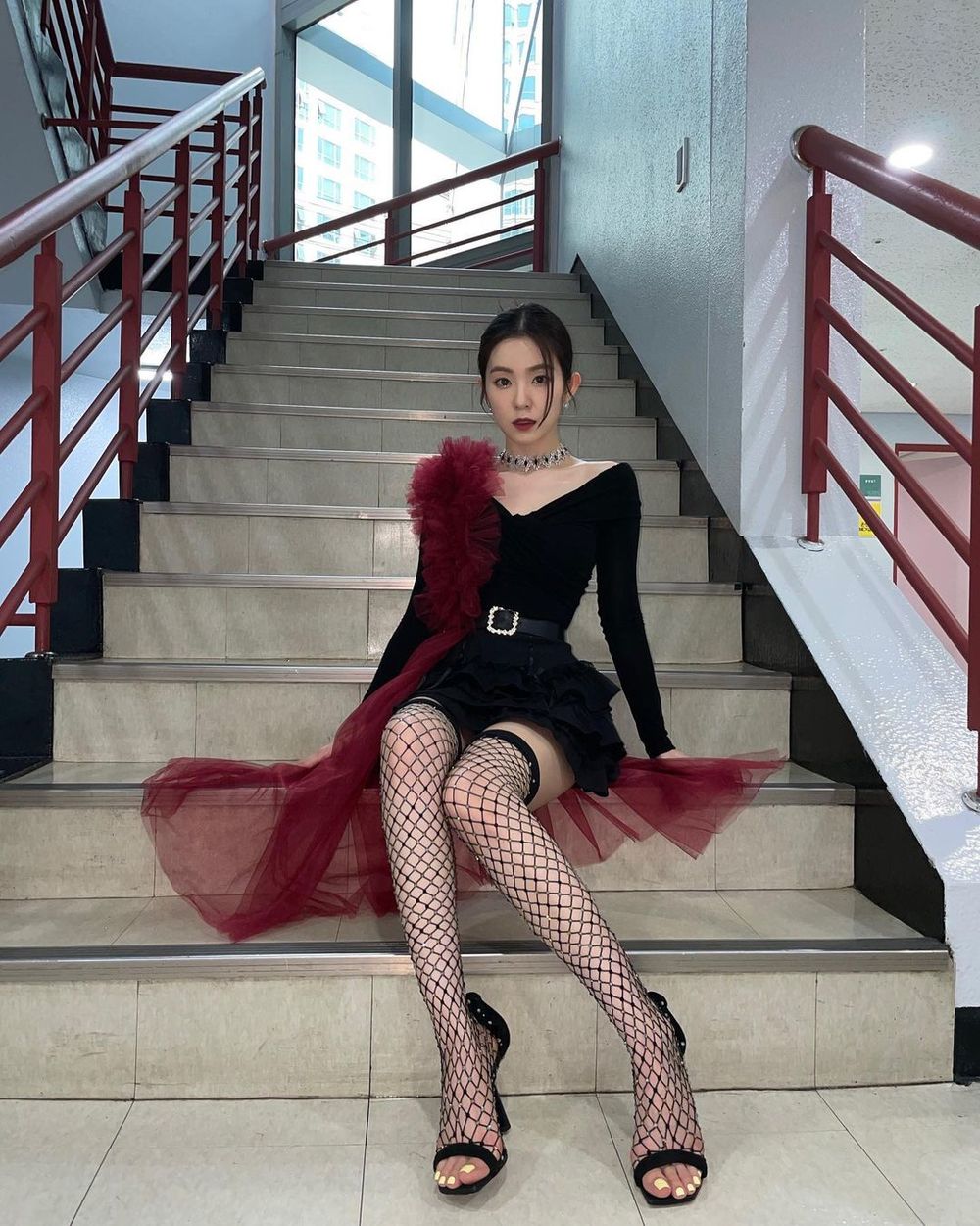  
Chiếc cầu thang ở SBS trở thành địa điểm sống ảo lí tưởng cho chị cả Red Velvet. (Ảnh: Instagram @renebaebae)