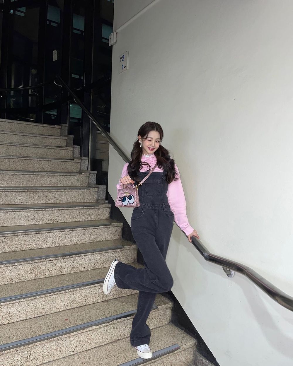  
Cầu thang là địa điểm sống ảo quen thuộc của Wonyoung. (Ảnh: Instagram @for_everyoung10)