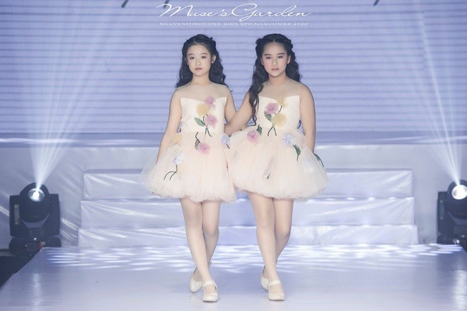  
Lê Huỳnh Bảo Ngọc và Bella Vũ cùng nhau đi catwalk cực chuyên nghiệp tại show diễn thời trang vào năm 2020. (Ảnh: FB Lê Huỳnh Bảo Ngọc)