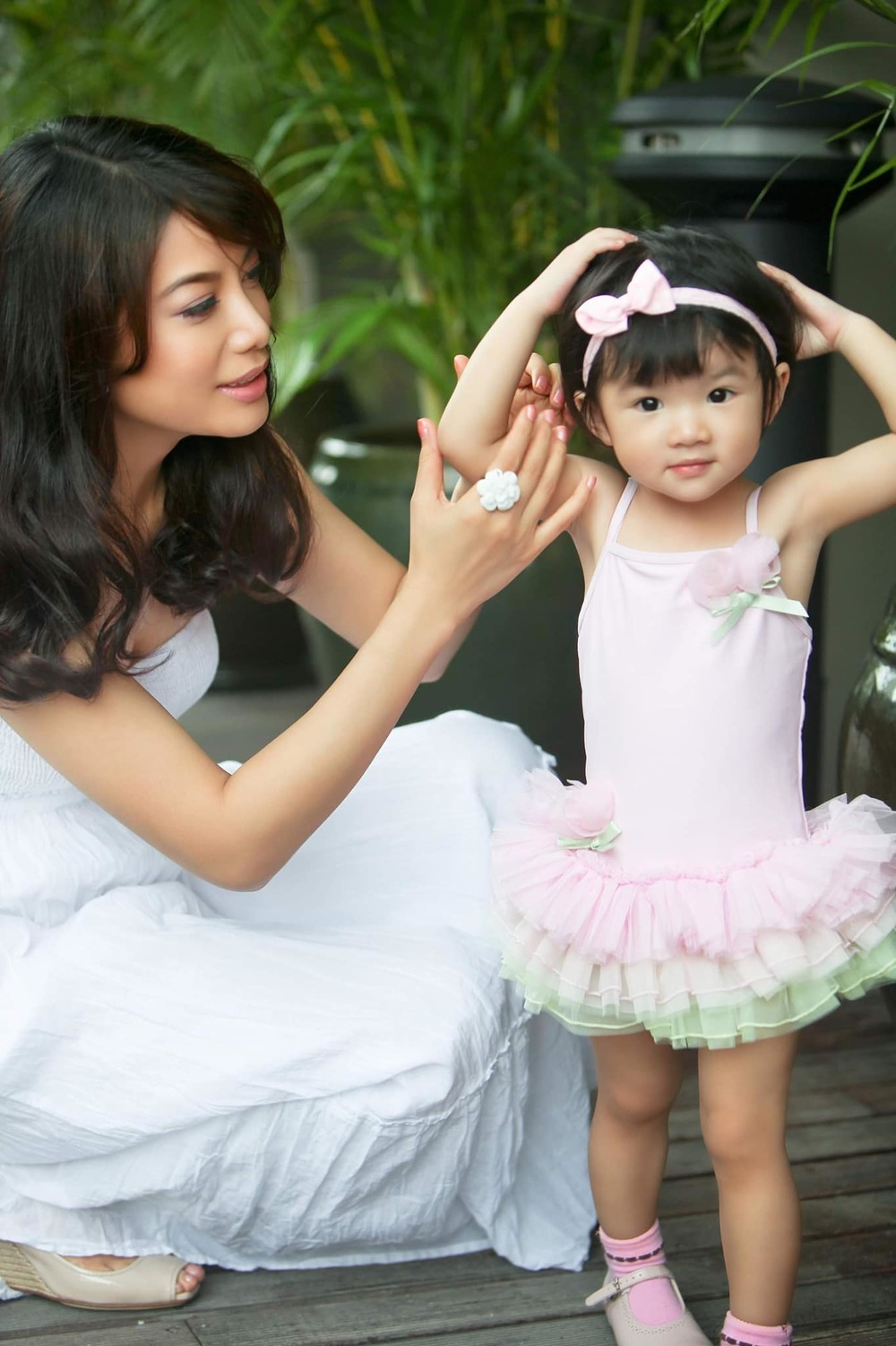  
Từ nhỏ con gái Trương Ngọc Ánh đã thường chụp hình tương tác với mẹ với bộ đầm múa vô cùng đáng yêu. (Ảnh: FB Trương Ngọc Ánh)