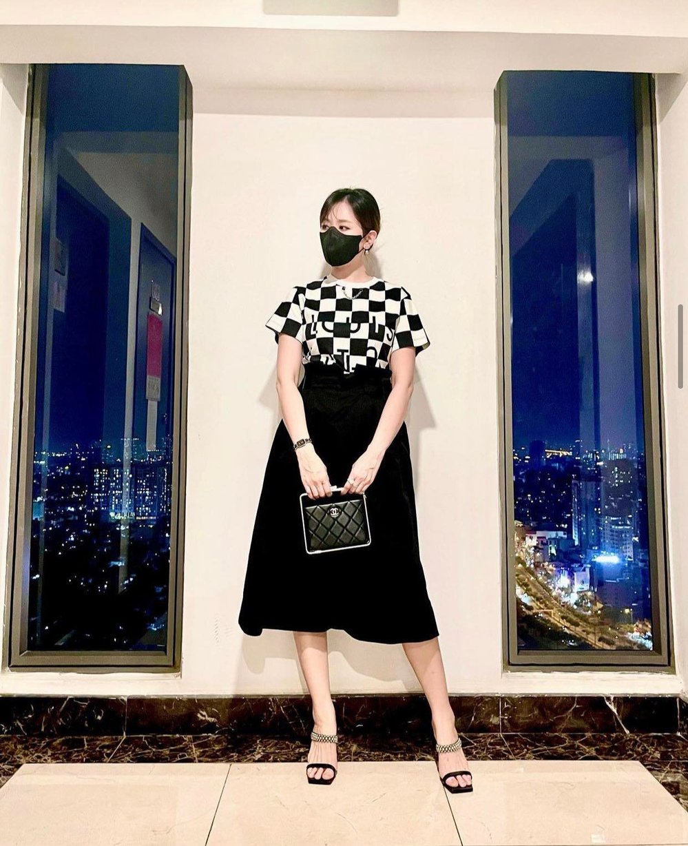  
Cận cảnh outfit khiến cô bị nghi có bầu gần đây nhất. (Ảnh: Instagram wonhari)