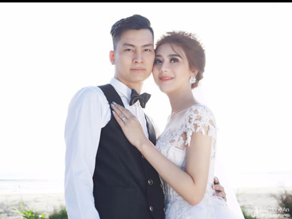  
Lâm Khánh Chi và chồng cũ tình tứ trong những trang phục cưới. (Ảnh: FB Lâm Khánh Chi)